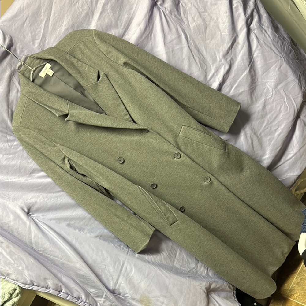 Gray Trench Coat with Classic Lapel and Structured Silhouette